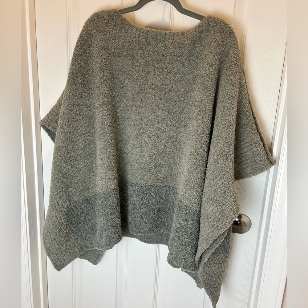 BAREFOOT DREAMS COZYCHIC COASTLINE PONCHO SHRUG IN EUCALYPTUS AGAVE ONE SIZE - Picture 3 of 6